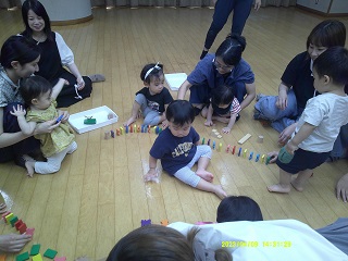 親子で積み木遊びを楽しんでいる様子