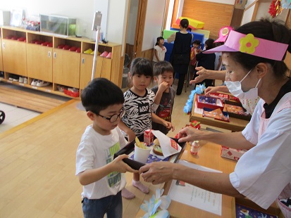 給食の先生から受け取るお友だち