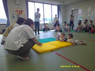 ハイハイ競争の様子