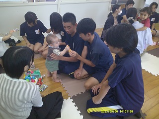 赤ちゃんと遊んでいる9年生