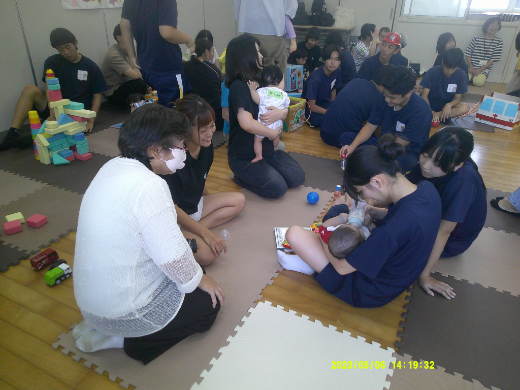 ミルクを飲ませている9年生