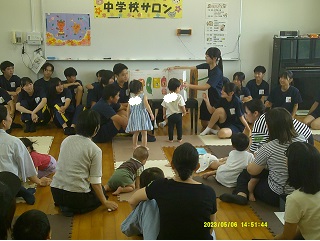 大型絵本を読み聞かせしている様子