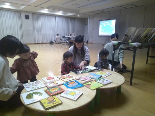 親子で楽しめる絵本のコーナーの写真