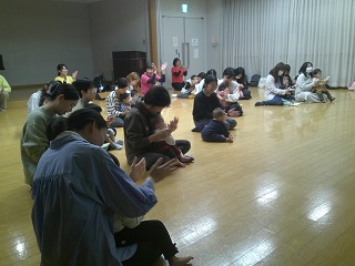 親子で手遊びをしている様子