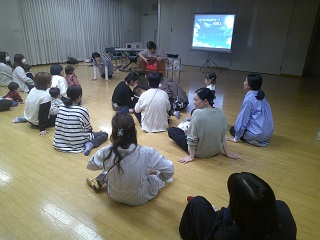 歌と絵本の読み語りを楽しんでいる様子