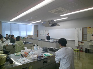 講師の話を聞いている様子