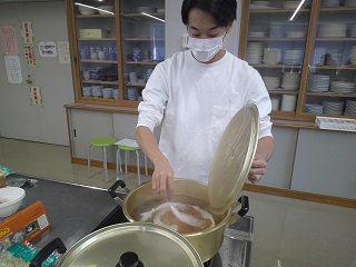 ポリ袋クッキングをしている様子