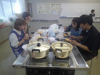 防災食を食べている様子