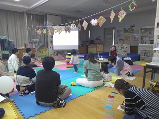 鍼灸師の講師の先生の話を親子で聞いているところ