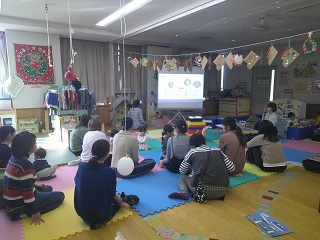 ママ達が睡眠についての講座を聞いている様子