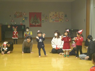 子どもたちがダンスをしている様子