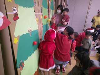 親子でゲームに参加している様子