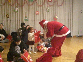 サンタクロースさんにプレゼントをもらっている様子