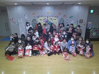 サンタクロースさんと一緒に記念撮影をした様子