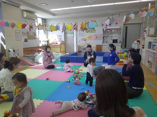 ママ達が楽しく語り合っている様子