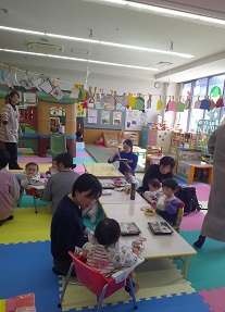 みんなで会食をしている様子