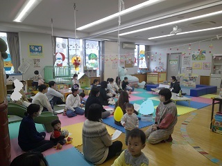 親子で司書さんに絵本についてのお話を聞いている様子