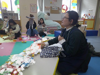 年齢に応じた絵本を紹介している様子