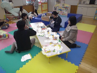 ママ達が司書さんに絵本について質問している様子