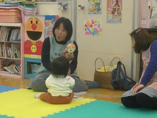 つくしのわらべ歌を歌っている様子