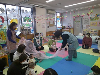 布遊びを親子で楽しんでいる様子