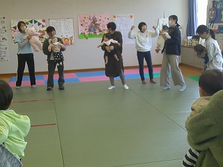 親子でダンスをしている様子