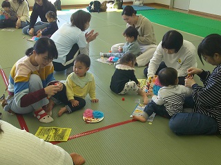 親子でお雛様の制作を楽しんでいる様子