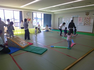 親子でサーキット遊びを楽しんでいる様子