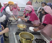 食生活改善推進協議会さんに料理を教えてもらっている様子