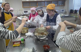 すし飯を仰いでいる様子