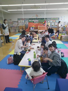 ひなまつりの会食をしている様子