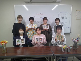手作りのフォトボックスを持って記念撮影をしている様子