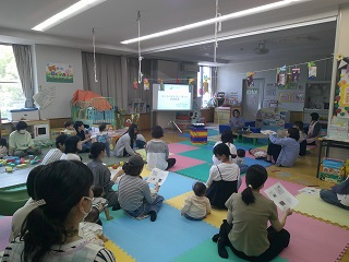 足育の講座を親子で受講している様子