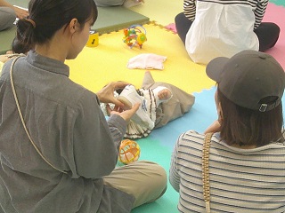 靴の違いを確かめている様子