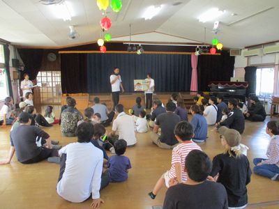大型絵本の読み聞かせ