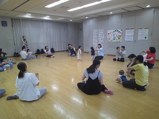 親子ダンスを楽しんでいる様子