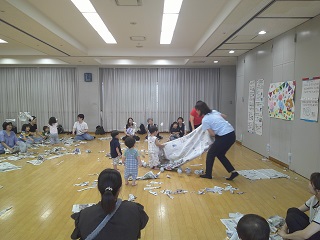 新聞紙で遊んでいる様子