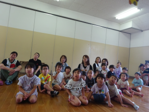 飾りをみているところ