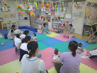 ペープサートを見ている様子
