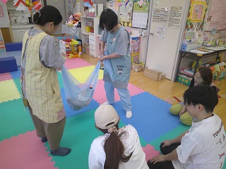 布遊びを楽しんでいる様子
