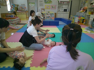きゅうりの手遊びを楽しんでいる様子