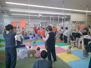 親子ダンスを楽しんでいる様子