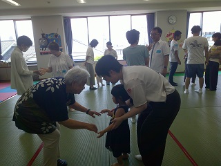一緒にダンスをしている様子