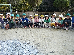 火の周りの子どもたち　２