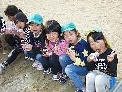 焼き芋ほおばる子供たち　１
