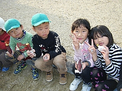 焼き芋ほおばる子供たち　２