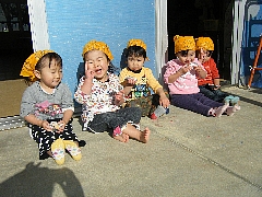 餅を食べている写真　２