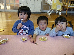 餅を食べている写真　３