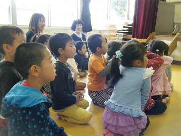 絵本聞いている子どもたち
