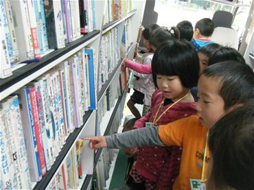 本を借りている子ども